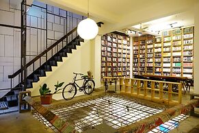 CaoJi Book inn Hostel
