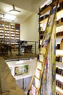 CaoJi Book inn Hostel
