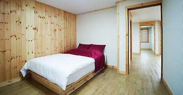 Gotjawal Geomun Oreum Pension