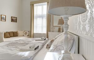 Chestnut & Eliza Suites - Superior Homes