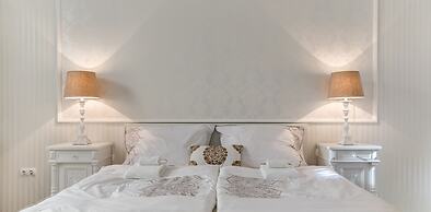 Chestnut & Eliza Suites - Superior Homes