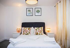 Modern 2 Bedroom Apartment