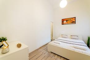 Real Apartments Lovag