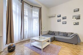 Real Apartments Lovag