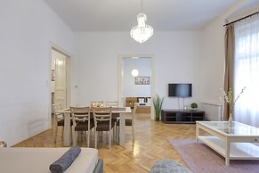 Real Apartments Lovag