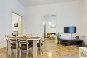 Real Apartments Lovag