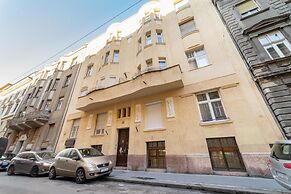 Real Apartments Lovag