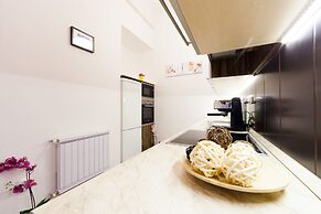 Real Apartments Lovag