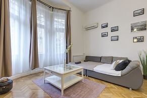 Real Apartments Lovag