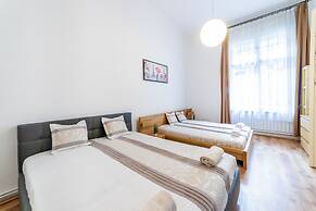 Real Apartments Lovag