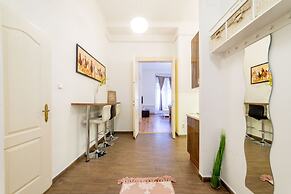 Real Apartments Lovag