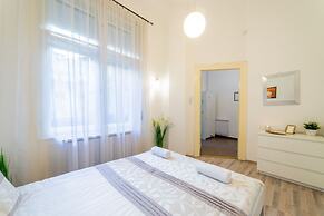 Real Apartments Lovag