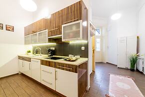 Real Apartments Lovag