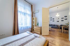 Real Apartments Lovag