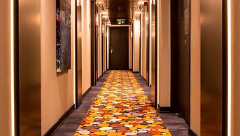 Carnelian By Glory Bower Hotel