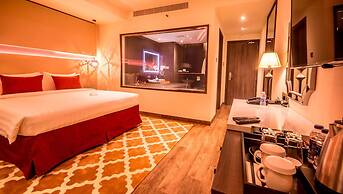 Carnelian By Glory Bower Hotel