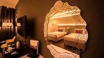 Carnelian By Glory Bower Hotel