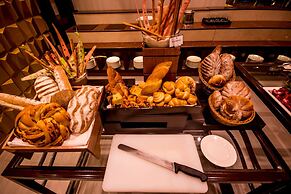 Carnelian By Glory Bower Hotel