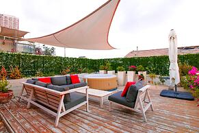 Penthouse & Jacuzzi in Neve Tzedek by FeelHome