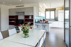 Comfort 3BR & Balcony by FeelHome