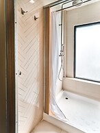 Prince Theatre Heritage Stay Hostel - Silom