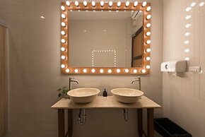 Prince Theatre Heritage Stay Hostel - Silom