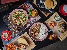 Prince Theatre Heritage Stay Hostel - Silom