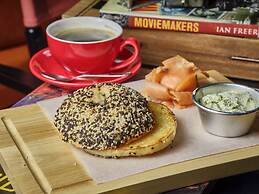 Prince Theatre Heritage Stay Hostel - Silom