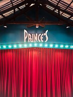 Prince Theatre Heritage Stay Hostel - Silom