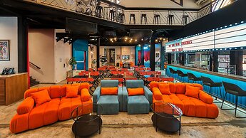 Prince Theatre Heritage Stay Hostel - Silom