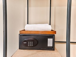 Prince Theatre Heritage Stay Hostel - Silom