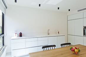 Elegant 2BR with Veranda by FeelHome