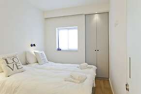 Elegant 2BR with Veranda by FeelHome