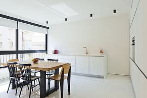 Elegant 2BR with Veranda by FeelHome