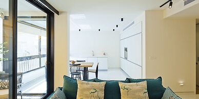 Elegant 2BR with Veranda by FeelHome