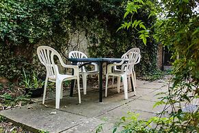 Charming Peaceful 2 Bed with Parking and Garden