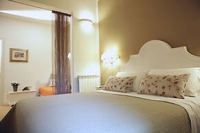 Elegant and Cozy City Center for 5 - Two Bedroom Apartment, Sleeps 5