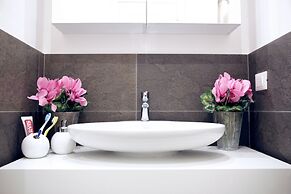 Elegant and Cozy City Center for 5 - Two Bedroom Apartment, Sleeps 5