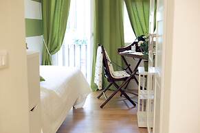 Elegant and Cozy City Center for 5 - Two Bedroom Apartment, Sleeps 5