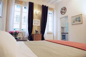 Elegant and Cozy City Center for 5 - Two Bedroom Apartment, Sleeps 5