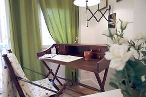 Elegant and Cozy City Center for 5 - Two Bedroom Apartment, Sleeps 5