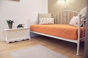 Elegant and Cozy City Center for 5 - Two Bedroom Apartment, Sleeps 5