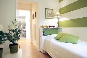 Elegant and Cozy City Center for 5 - Two Bedroom Apartment, Sleeps 5