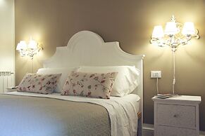 Elegant and Cozy City Center for 5 - Two Bedroom Apartment, Sleeps 5