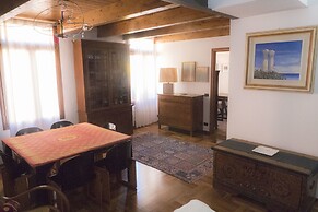 Large and Cozy Apartment on two Levels