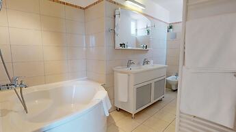 Riva and Diocletian Apartments