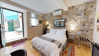 Riva and Diocletian Apartments