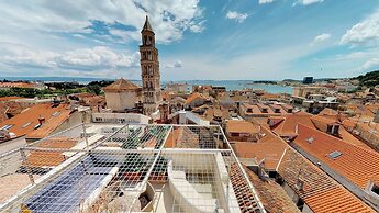 Riva and Diocletian Apartments