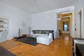 Riva and Diocletian Apartments