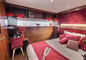 VIP Paris Yacht Hotel